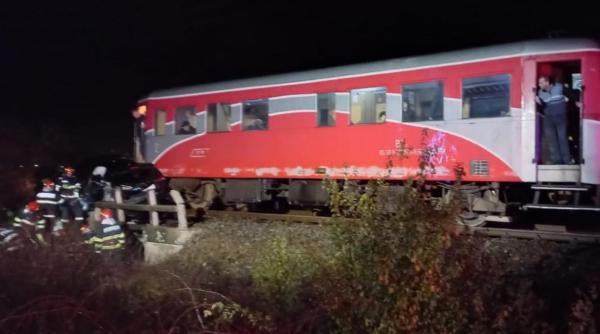 Accident feroviar grav: un tren a lovit o mașină, care s-a izbit de un cap de pod în Timiș 