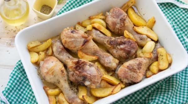 Pulpe de pui la cuptor pe pat de cartofi. Ingredientul secret ca să iasă geniale