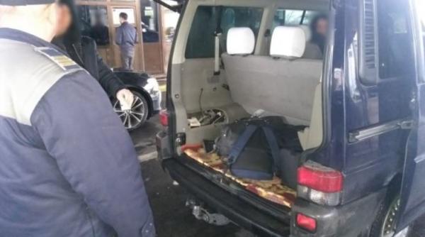 Trafic ilegal de motorină, depistat în Vama Albița. Amendă uriașă, pentru șoferul microbuzului