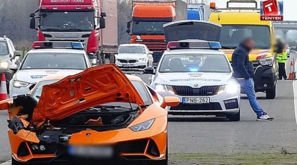 Ungaria. Lamborghini, înmatriculat în România, făcut praf într-un accident cu un microbuz pe autostradă 