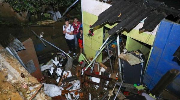 Avion prăbușit deasupra unui cartier, la Medellin (Columbia). Opt persoane decedate