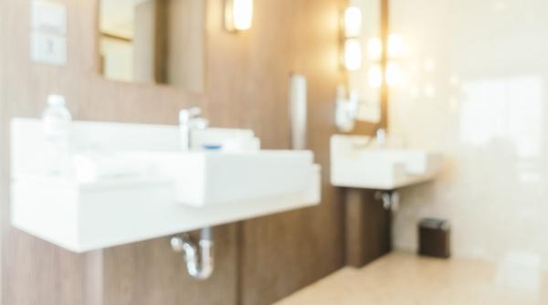 Baia ta miroase urât? Încearcă trucul cu paharul cu orez care vă va face viața mai ușoară