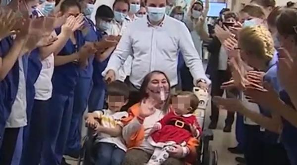 Româncă, un an la terapie intensivă într-un spital din Marea Britanie, după ce s-a îmbolnăvit de COVID: Externată cu aplauze și lacrimi