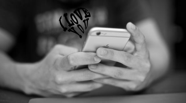 Italia. Cinci români, implicați într-o escrocherie amoroasă, prinși de poliție. Șantajau victima cu zeci de mii de euro