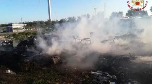 Italia. Șase români, între care doi copii, rămași sub cerul liber în pragul iernii: Cineva le-a incendiat baraca unde locuiau