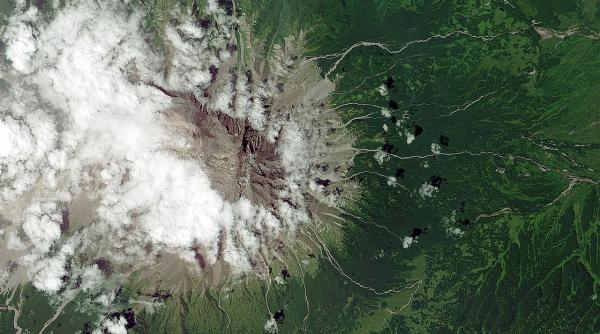 Un vulcan din Rusia devenit brusc extrem de activ. Oamenii de știință sunt uimiți