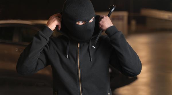 Franța. Cinci români, jaf ca-n filme la o bancă: Prinși când se întorceau de la o altă spargere