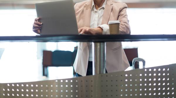 Marea Britanie ridică restricțiile: Sticlele de apă și laptopurile, permise din nou în cabina avioanelor