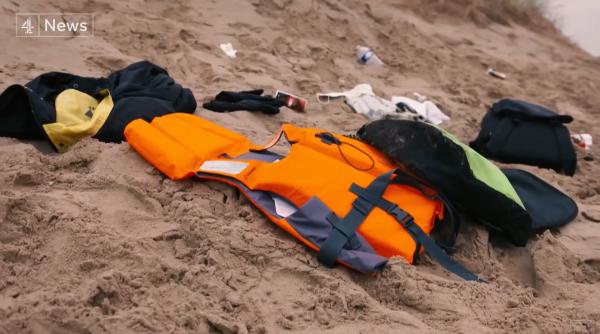 Migranții din Calais: Serviciile de salvare franceze nu au reușit să ajute barca care se scufundă