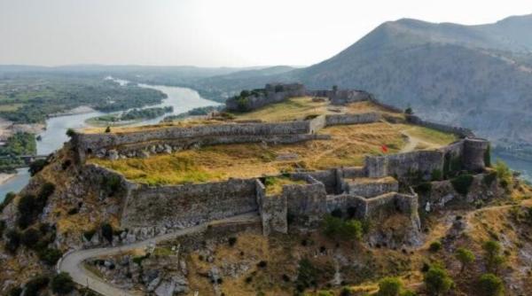 Orașul românilor din Balcani care era al treilea centru urban după Constantinopol și Salonic. Prof. Cristescu: Avea 60.000 de locuitori, dar astăzi a mai rămas doar un sat în sudul Albaniei