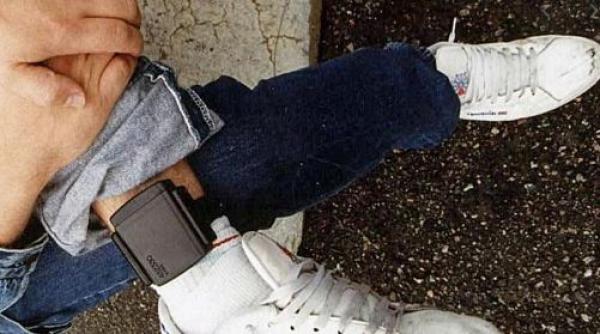 Femeia acuzată de DIICOT de propagandă teroristă va purta o brăţară electronică de supraveghere