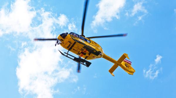 Român de 33 de ani, rănit grav într-un accident de muncă în Austria. Un copac a căzut pe el