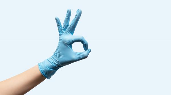 Amestecă puțină miere cu un gălbenuș de ou și toarnă amestecul într-o mănușă de unică folosință: Secretul bunicilor, care te va uimi!