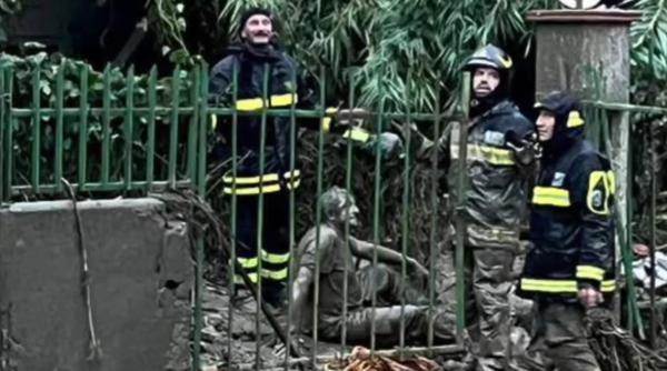 Italia. Imagini dramatice cu salvarea unui bărbat luat de viitură și noroaie, după alunecările de teren din Ischia: "Țineți-vă bine“ (VIDEO)