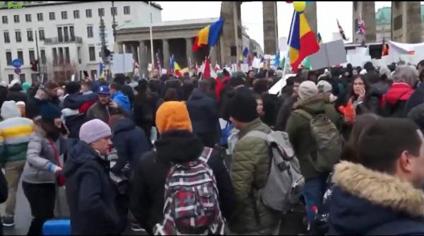 Mii de români au protestat la Berlin pentru susținerea familiei Furdui, ai cărei copii au fost luați de serviciile sociale (Video)