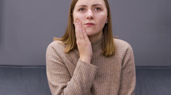 Cum să ameliorezi o durere de dinți, acasă: Trucuri simple pe care le foloseau și bunicii noștri