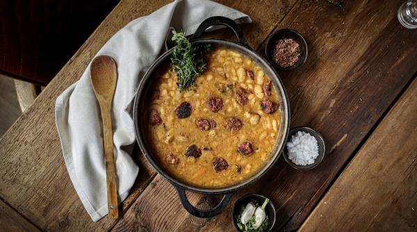 Pregătește cea mai bună fasole cu cârnați de 1 Decembrie. O rețetă simplă și aromată! Ingredientele secrete care-i vor da savoare