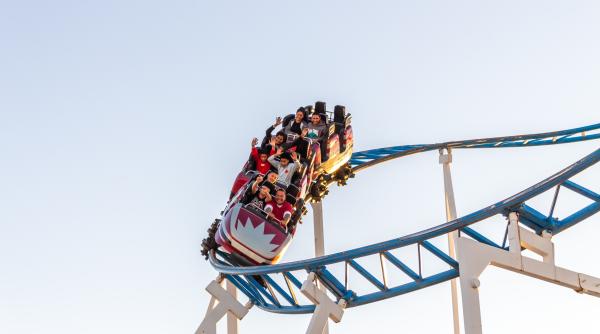 Un carusel de la festivalul de iarnă Winter Wonderland a fost închis după ce trei persoane au fost accidentate