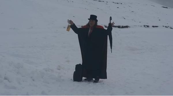 Un turist străin "cinstit" cu palinca s-a costumat în Dracula și a luat-o prin zăpadă spre Vârful Omu. Salvamontiștii i-au stricat distracția-VIDEO