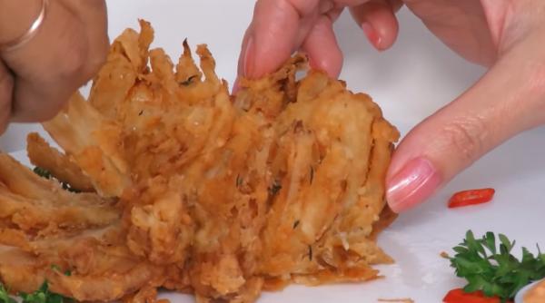 „Crizantemă” din ceapă prăjită, o rețetă de vis! Gustare perfectă și pentru oaspeți. Neapărat se însoțește cu acest sos - FOTO