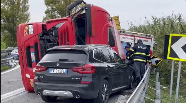 Italia. Șofer român, acuzat de dublă omucidere rutieră, după ce a strivit cu TIR-ul o ambulanța