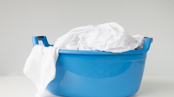 Trucul viral de pe TikTok pentru a albi hainele ca zăpada. Fă o magie!