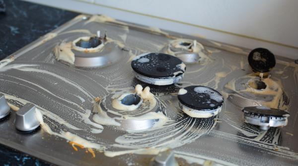 Cremă „magică” degresantă din doar trei ingrediente. Cu acest truc vei uita de frecatul aragazului sau oalelor