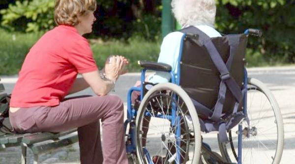 Italia: Cresc salariile menajerelor, badantelor și bonelor de la 1 ianuarie 2023. Cu cât ar lua mai mult lunar un îngrijitor