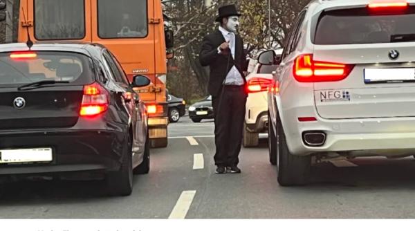 „Nu avem loc de muncă în România”. Un cuplu de români cerșește în Germania, deghizat în Charlie Chaplin: „Vrem să strângem bani pentru cadourile copiilor de Crăciun”