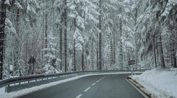 Risc de polei pe drumuri din Braşov, Bacău, Bistriţa-Năsăud şi Cluj