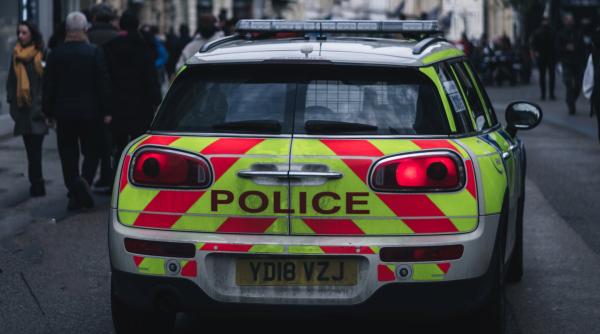 Un bărbat a sunat de 68 de ori la 112, după ce a consumat alcool. Acesta le-a cerut polițiștilor încă o bere când au ajuns la el