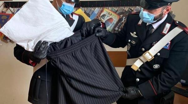 Italia. Româncă îmbrăcată cu o fustă "specială" de furat din magazine, prinsă de carabinieri în flagrant