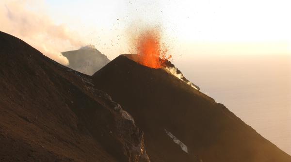 S-a dat alarma în Italia! Vulcanul Stromboli a erupt din nou: „Un zgomot puternic şi imediat o coloană uriaşă de cenuşă”