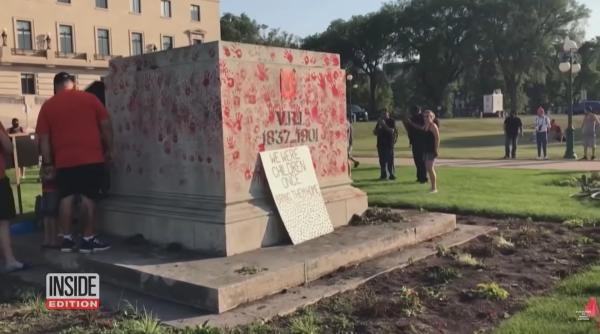 Scrisoare veche de o sută de ani în sticlă, descoperită sub statuia Reginei Victoria