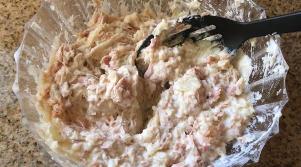 Un altfel de piure de cartofi: cu ton și ou. Dă o a nouă viață acestui preparat popular. O rețetă diferită, rapid de gătit