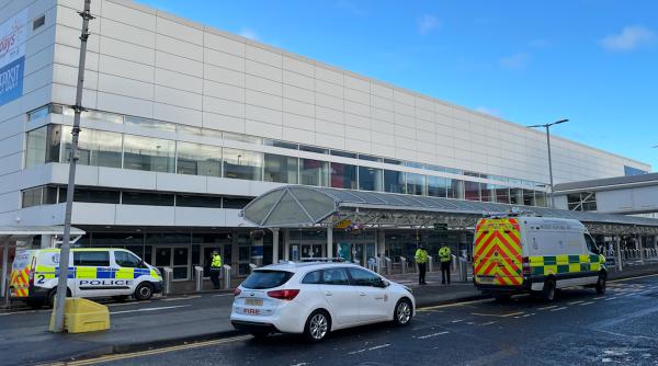 Români, blocați pe aeroport în Scoția din cauza unui bagaj suspect. Experții Royal Navy în eliminarea bombelor au intervenit 