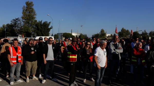 Sute de angajați protestează la rafinăria Rompetrol de la Năvodari: "Cu 3000 lei nu ne putem întreține familiile" 