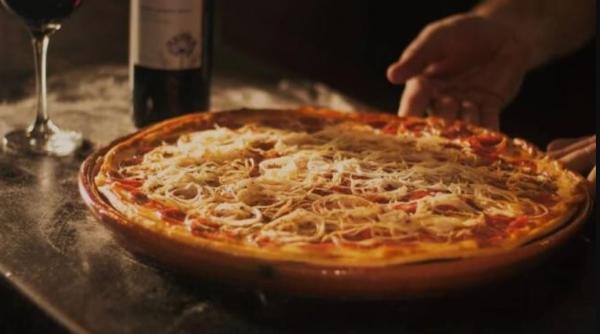Ce să faci când nu mai știi ce să faci de mâncare: pizza din spaghete, crocantă la exterior și moale la interior
