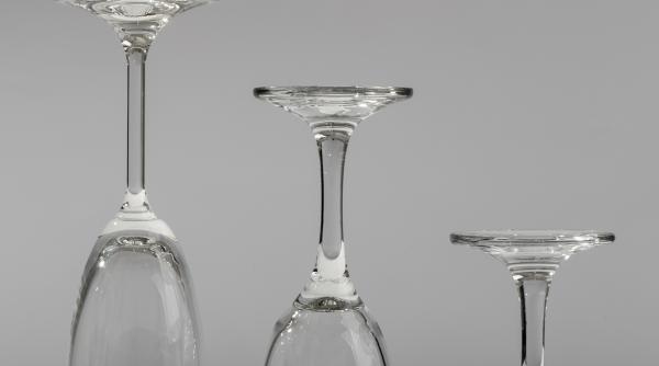 Cum să scoți apa dură din paharele de sticlă. Un truc de excepție