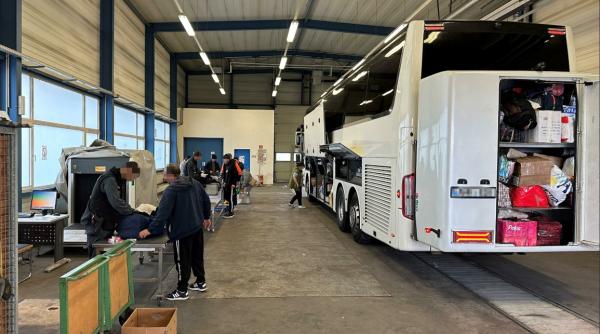 Autocar controlat 10 ore în Austria. Polițiștii dau vina pe România pentru vinul și țuica din bagaje