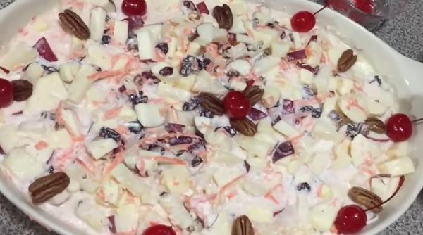 Salată de Crăciun cu mere, un preparat sănătos și gustos. Momentele speciale necesită salate speciale