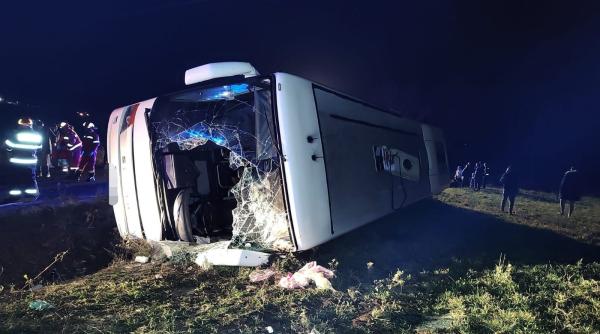 Autocar cu 33 de persoane, răsturnat în Arad: s-a activat Planul roşu de intervenţie
