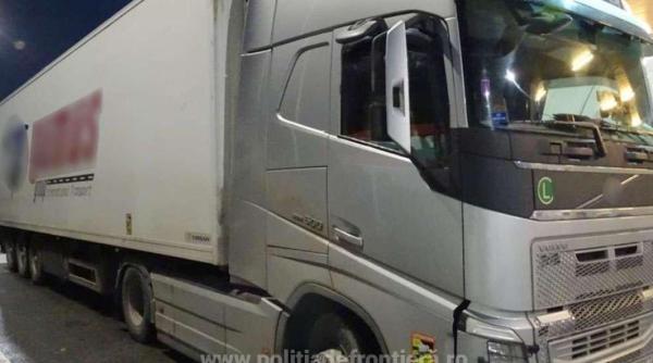 Camion, burdușit cu țigări, oprit la intrarea în România. Șoferul bulgar, luat la întrebări de polițiști