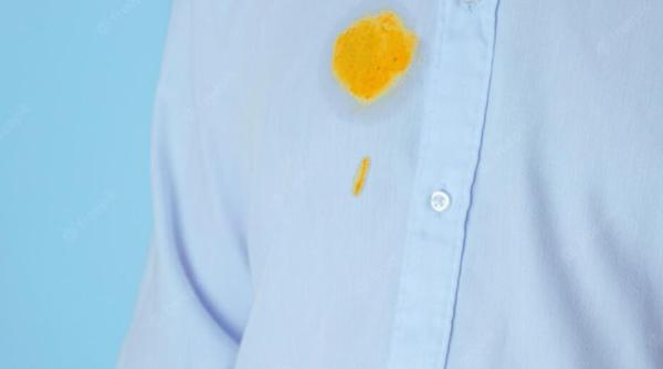 Elimină o pată de ulei de pe haine, în 10 minute, fără spălare. Cei mai eficient truc