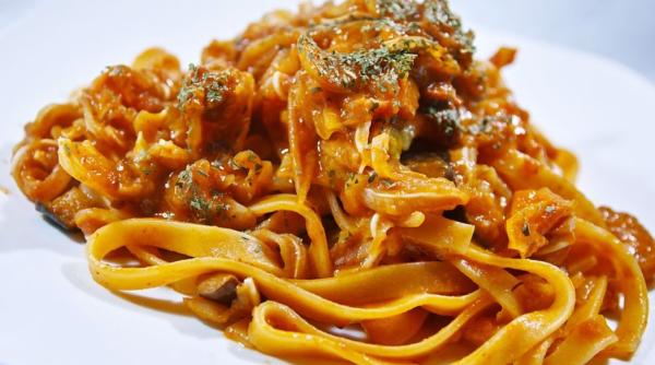 Paste cu pui și legume, gata în câteva minute. Doar pune ingredientele într-o tigaie și cina este gata