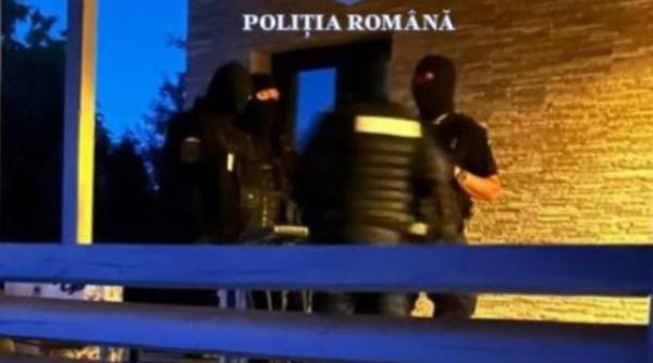 Percheziții în casa unui român: sute de kilograme de articole pirotehnice, confiscate 