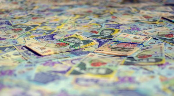 Se dau bani de la stat în 2023: Trei milioane de români vor primi 2.900 de lei pe lună