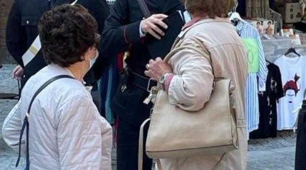 Italia. Româncă prinsă de poliție după ce a furat două coliere prin metoda „îmbrățișării”