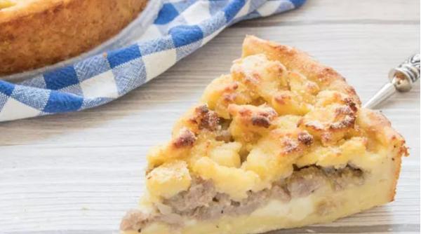 Sbriciolata de cartofi cu cârnați - o combinație cu efect total neașteptat