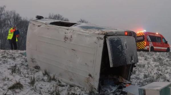 Șofer român de microbuz, grav rănit după un accident în Germania: Un șofer beat a făcut praf trei mașini